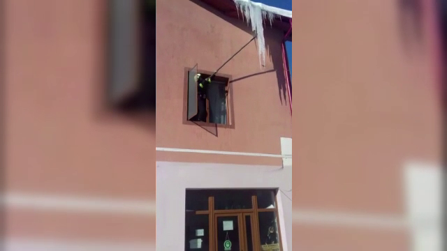 Odată cu valul de frig, sute de ţurţuri s-au format la streşinile caselor. Gheaţa risca să rănească trecătorii