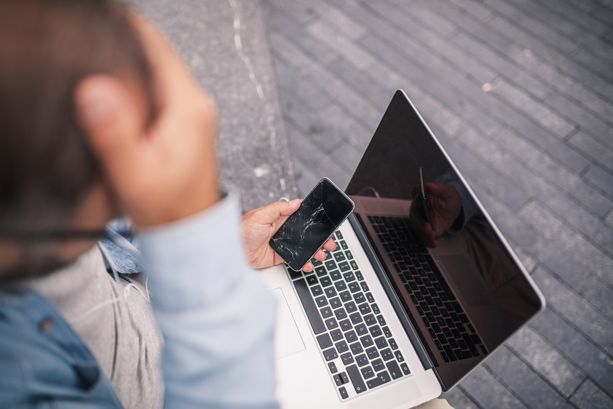 Mai multe drepturi pentru românii care vor să schimbe un produs. Cazul tânărului care a cumpărat un laptop de 8000 lei defect