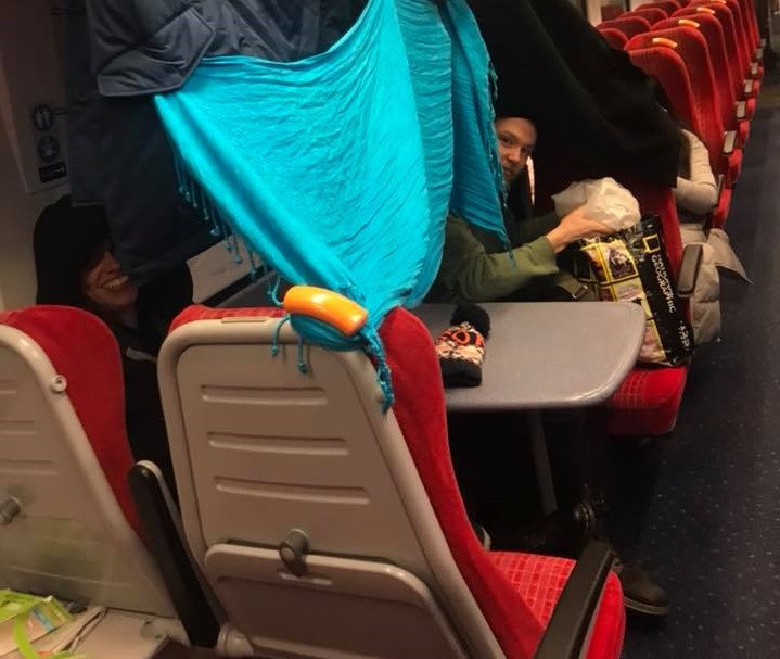 Reacția unor tineri, când au aflat că trenul a rămas blocat în zăpadă