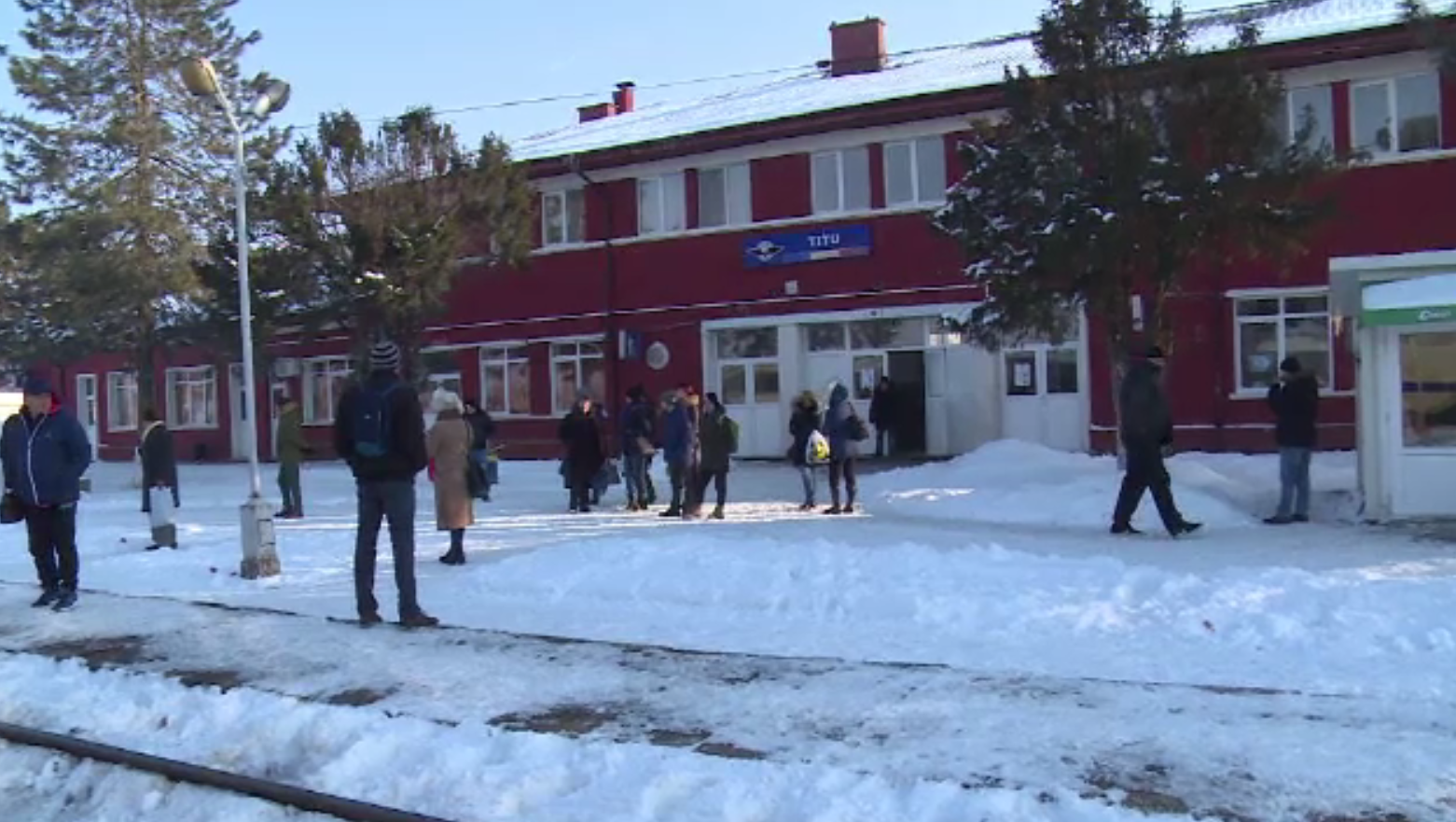 Pasagerii din Titu, interziși în trenuri, deși nu au putut lua bilete din vina CFR