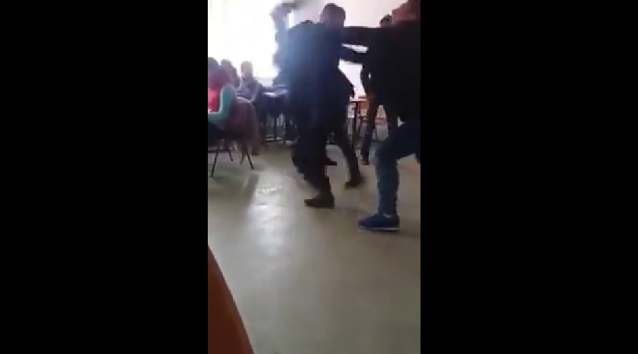 Elevă din Brăila lovită cu putere de un coleg, încât zboară prin aer câţiva metri