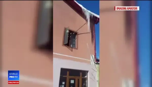 Odată cu valul de frig, sute de ţurţuri s-au format la streşinile caselor. Gheaţa risca să rănească trecătorii