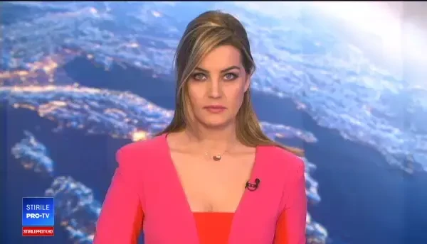 Container încărcat cu 1000 de litri de săpun lichid, răsturnat pe o bandă de circulație