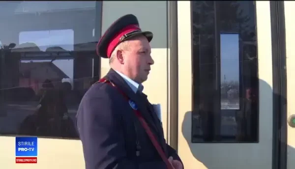 Pasagerii din Titu, interziși în trenuri, deși nu au putut lua bilete din vina CFR