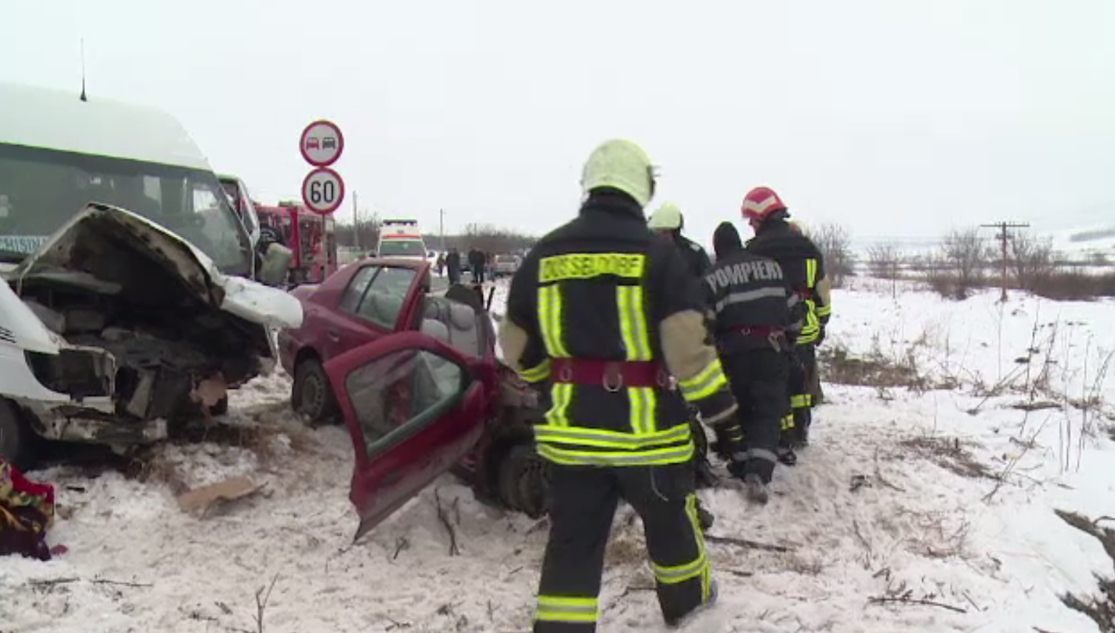Accident teribil în Vaslui. O mașină a fost izbită violent de un microbuz: un mort și 3 răniți