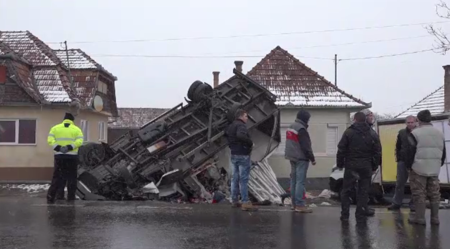 Șoferul unui camion plin cu bere și suc a derapat pe polei și a intrat într-o casă, în Mureș