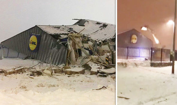 Supermarket jefuit cu excavatorul în Irlanda. Oamenii au furat un seif și alimente