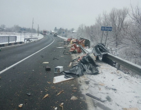 Accident devastator în Caraș-Severin. O femeie a murit, o fetiță e în comă
