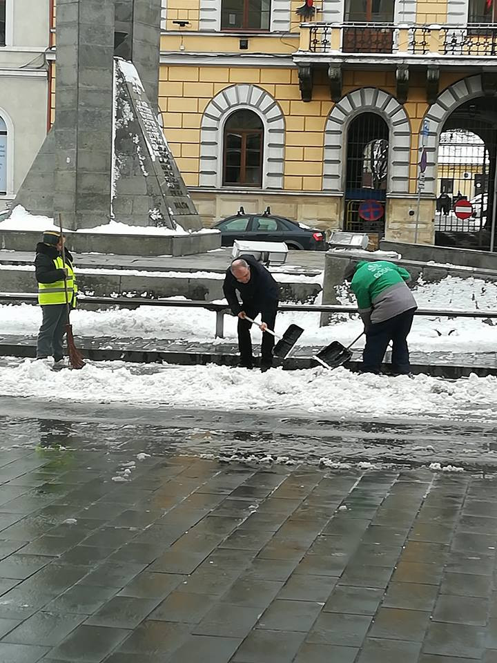 Emil Boc, la munca de jos. Ipostazele în care l-a pozat un clujean. FOTO