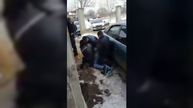Trei polițiști s-au luptat să îi pună cătuşele unui suspect. Imaginile au stârnit controverse