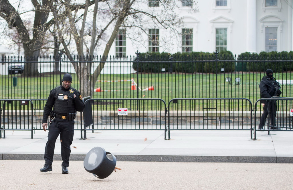 Un bărbat s-a împușcat în fața Casei Albe. Secret Service: ”Există o singură victimă”