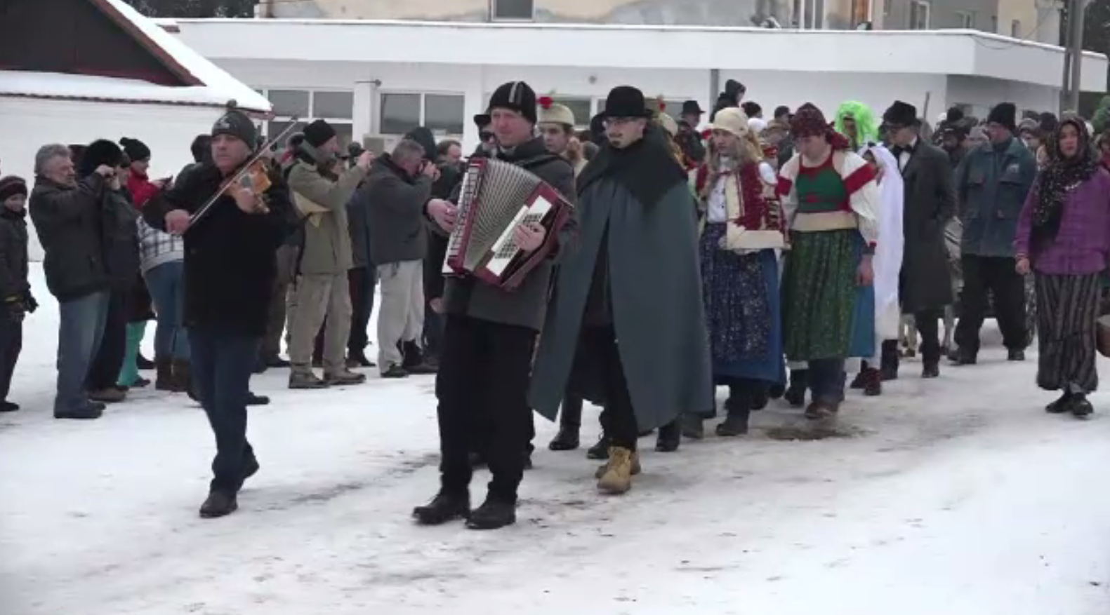 Atmosferă de carnaval în Alba. Localnicii au alungat spiritele rele și iarna