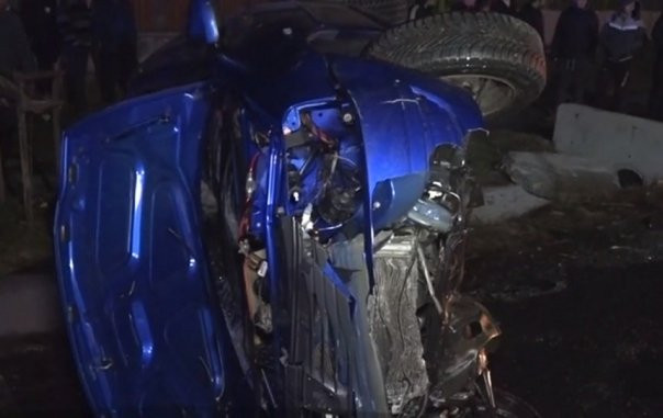 Un tânăr a murit după ce s-a certat cu iubita lui şi, băut fiind, a intrat cu maşina într-un stâlp