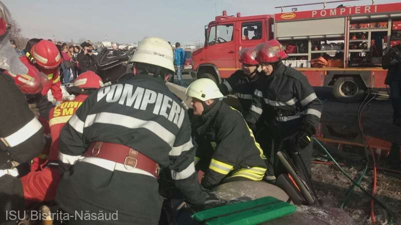 Un mort şi cinci răniţi după un accident care a avut loc în Bistriţa. VIDEO