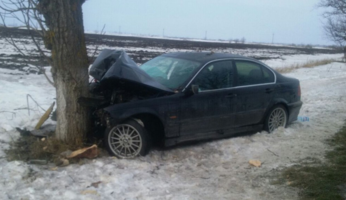 Femeie și doi copii mici, răniți într-un accident, în Constanța. Mașina s-a izbit de un copac