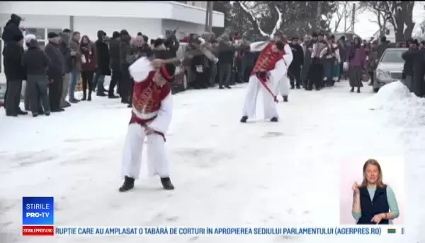 Atmosferă de carnaval în Alba. Localnicii au alungat spiritele rele și iarna