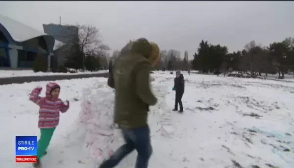 Bucureștenii au fost chemați să se joace în zăpadă, în Parcul Circului