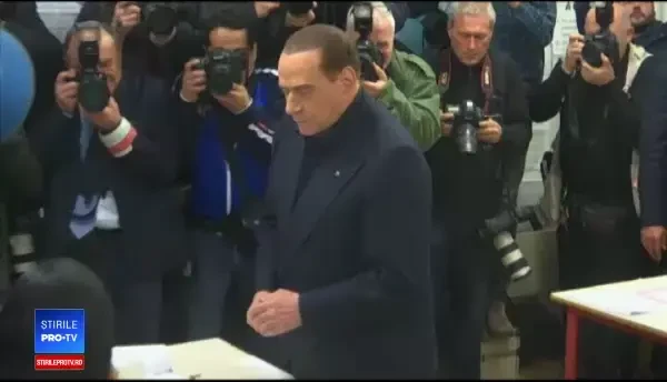 Protest topless la o secție de vot din Milano. Femeia și-a scris pe bust: ”Berlusconi, ai expirat”