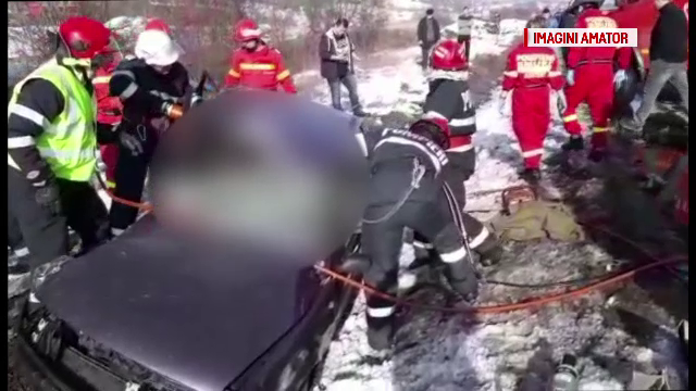 Un mort și cinci răniți după ce o mașină a lovit un microbuz