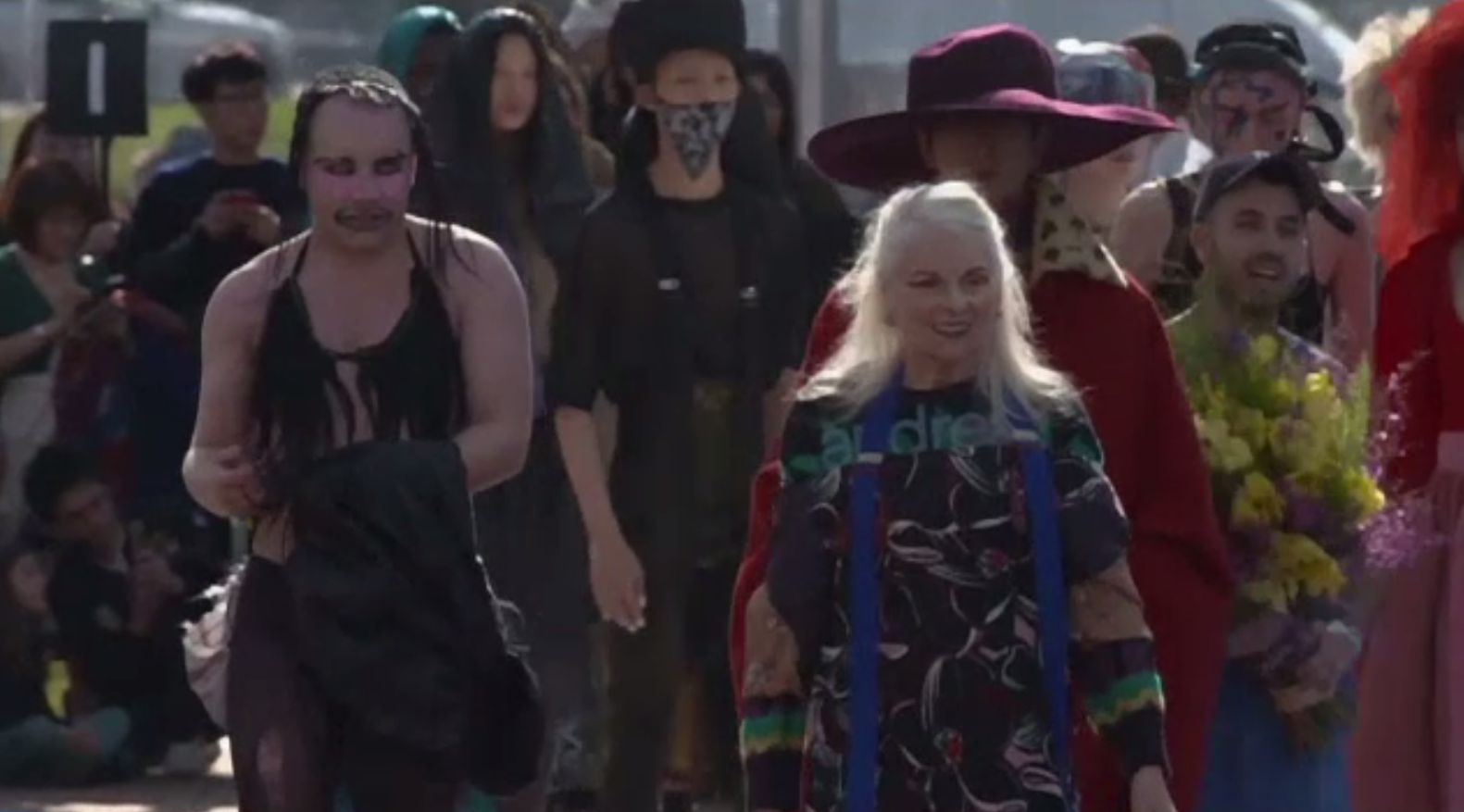 Creații excentrice dedicate stilului punk, la Săptămâna Modei de la Paris