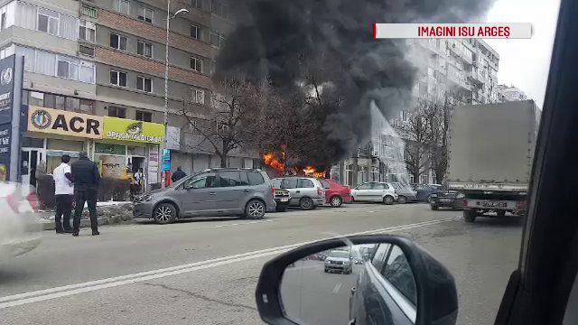 Chioşc de ziare din centrul Pitestiului, cuprins de flăcări. Vânzătoarea s-a salvat în ultima clipă