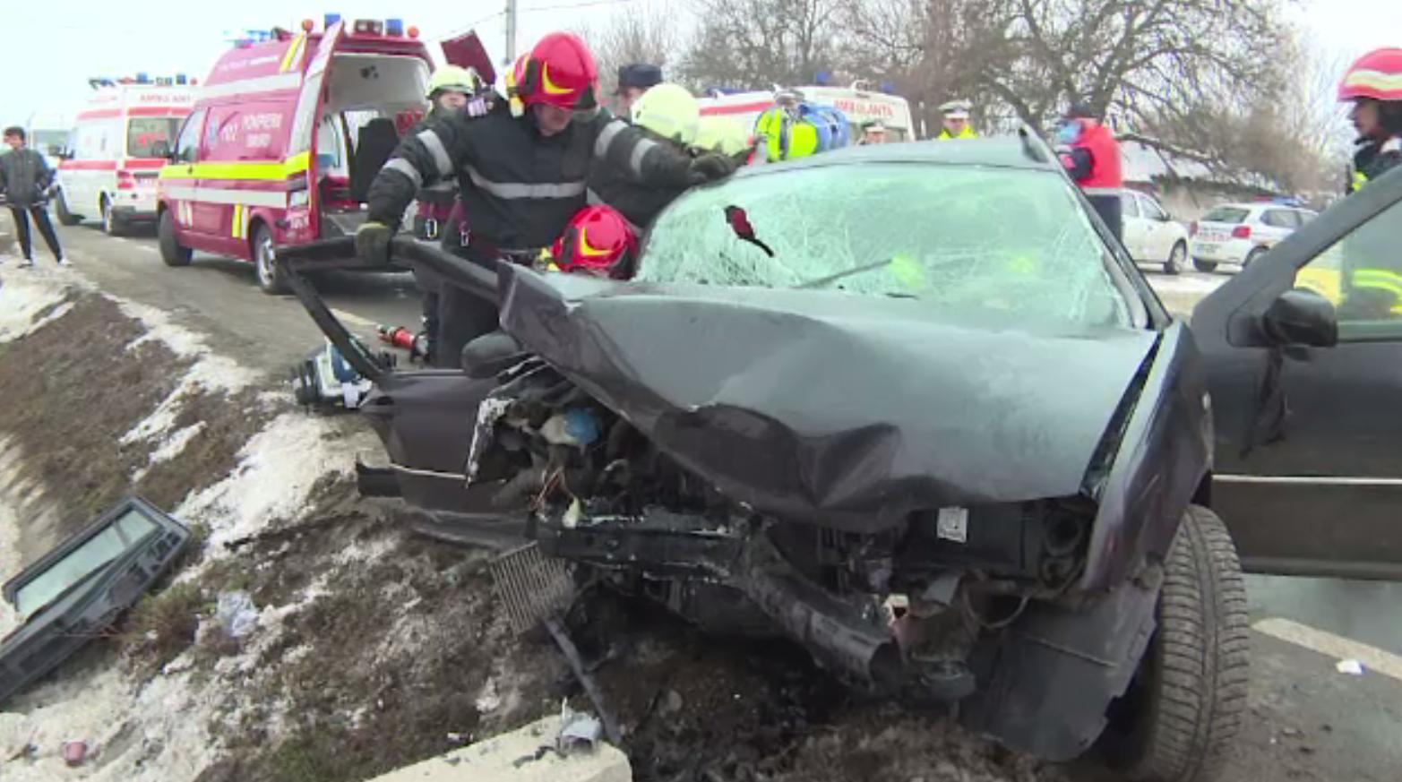 Accident mortal în Gorj. Un tânăr și-a pierdut viața după ce a intrat cu mașina într-un cap de pod