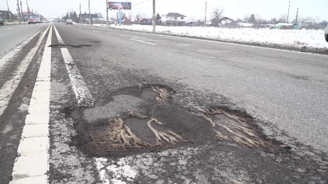 Șoselele s-au umplut de gropi, din cauza gerului: "Au răsărit ca ghioceii"