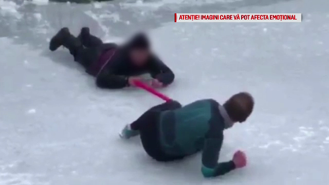 Tânăr salvat de la înec, după ce gheața de pe lacul din Parcul Național s-a rupt sub el