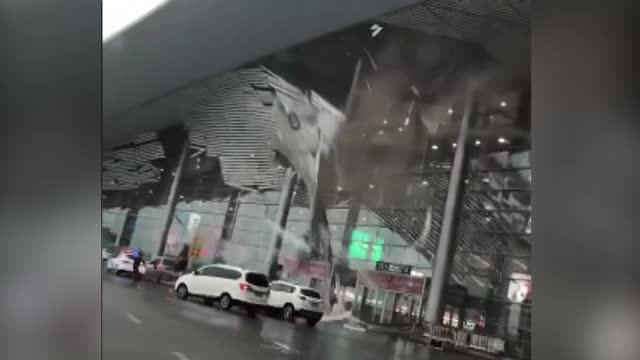 Acoperişul unui aeroport din China a căzut peste trecători din cauza vântului