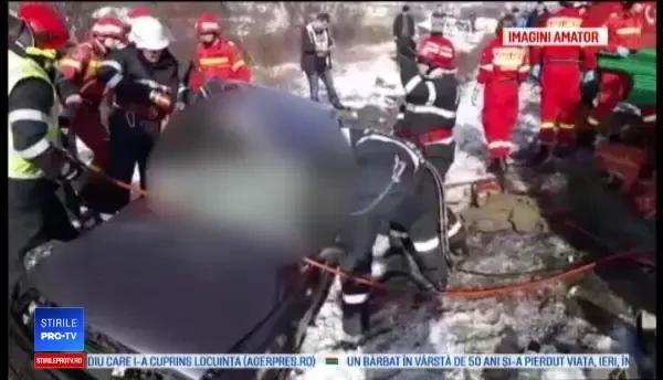 Un mort și cinci răniți după ce o mașină a lovit un microbuz