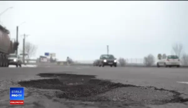 Șoselele s-au umplut de gropi, din cauza gerului: Au răsărit ca ghioceii