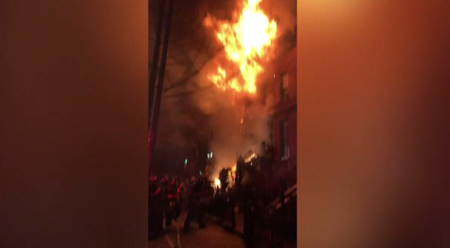 Patru pompieri răniți grav în timp ce încercau să stingă un incendiu