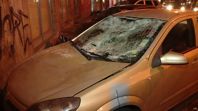 A supraviețuit după ce s-a prăbușit de la etajul 6 pe parbrizul unei maşini