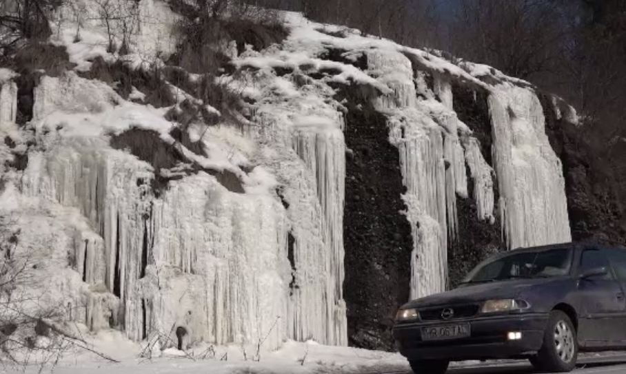 Peisaj de poveste pe Valea Mureșului. Gerul a format țurțuri uriași, de până la 20 de metri