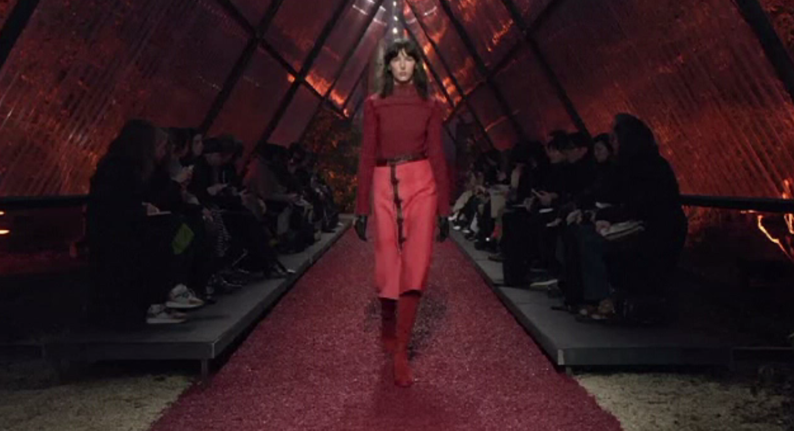 Odă adusă de casa Hermes eleganței pariziene, la Săptămâna Modei de la Paris