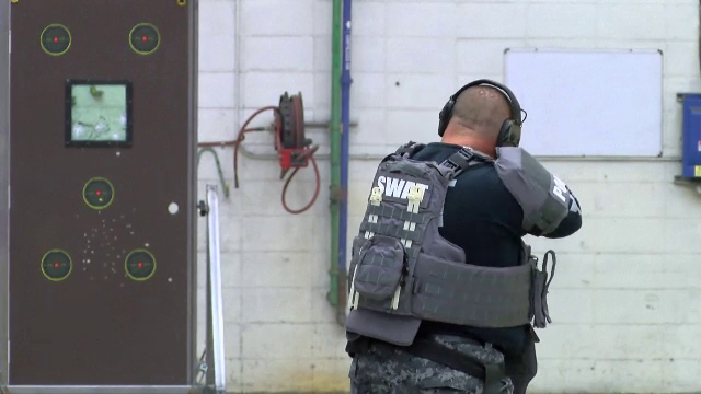 O trupă SWAT a testat ușa antiglonț care-i apără pe elevi de atacurile armate în scoli