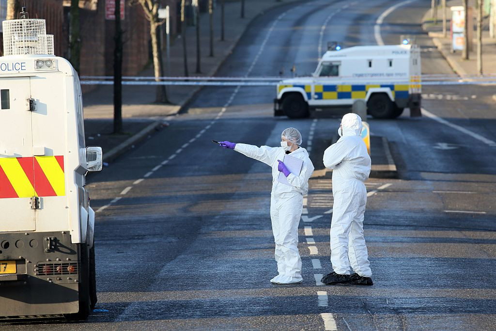 O bombă a explodat sub mașina unui polițist din Irlanda de Nord