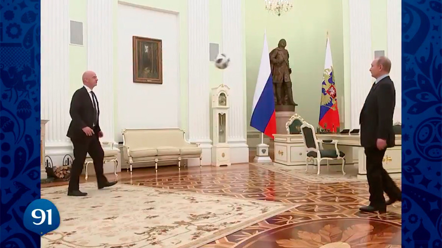Putin și preşedintele FIFA au jucat fotbal la Kremlin. VIDEO