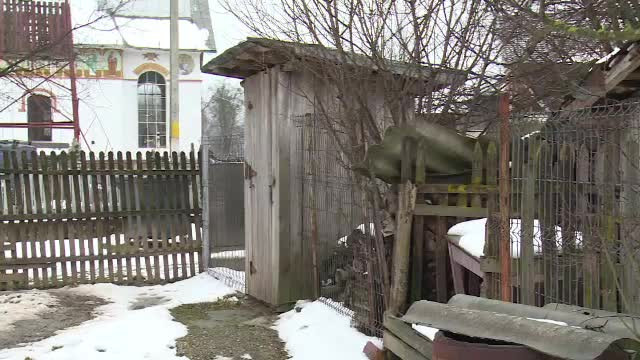 Satul unde oamenii au ales să aibă WC în curte, deşi primarul le-a făcut canalizare. "Nu ştim cum e"