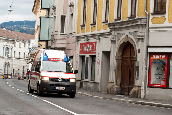 O femeie din Austria a murit îngheţată după ce şi-a prins mâna în gard