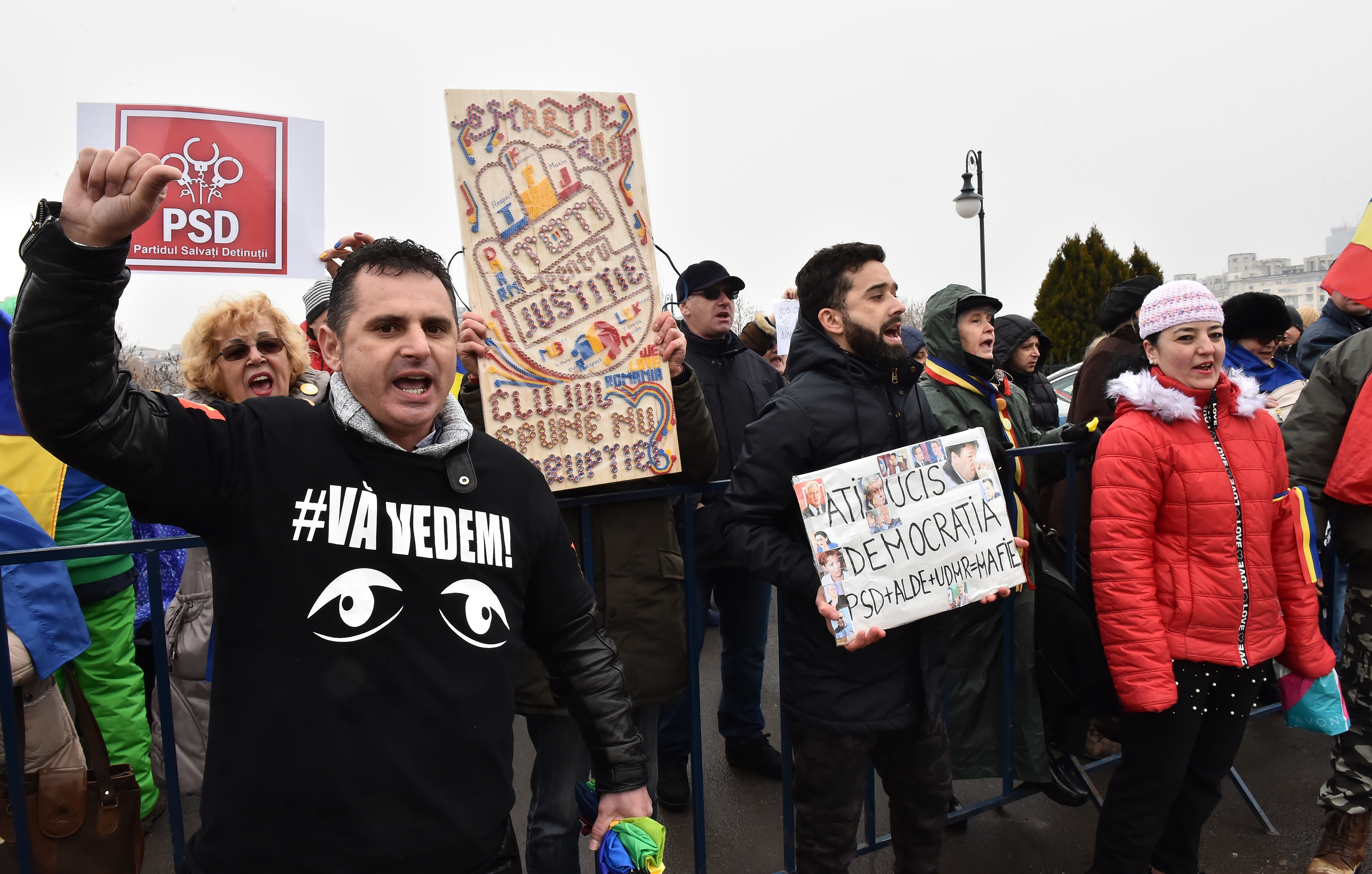 Protest în Parcul Izvor. 50 de oameni au vrut să intre în curtea Parlamentului