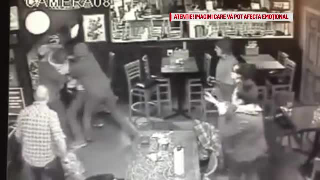 Un bărbat cu un copil în braţe, bătut cu sălbăticie într-un bar din SUA