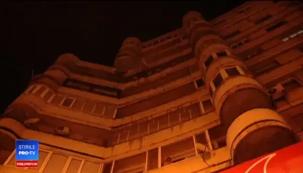 A scăpat cu viață după ce s-a prăbușit de la etajul 6 pe parbrizul unei maşini