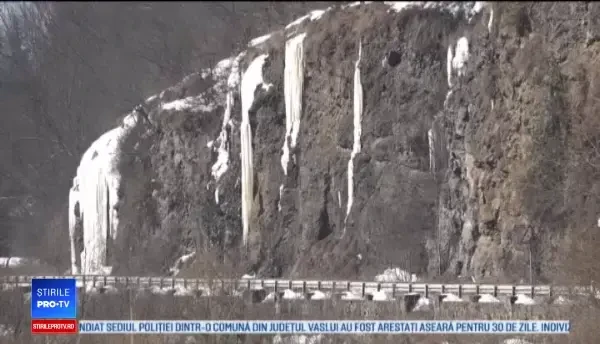 Peisaj de poveste pe Valea Mureșului. Gerul a format țurțuri uriași, de până la 20 de metri