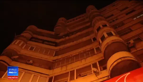 A supraviețuit după ce s-a prăbușit de la etajul 6 pe parbrizul unei maşini