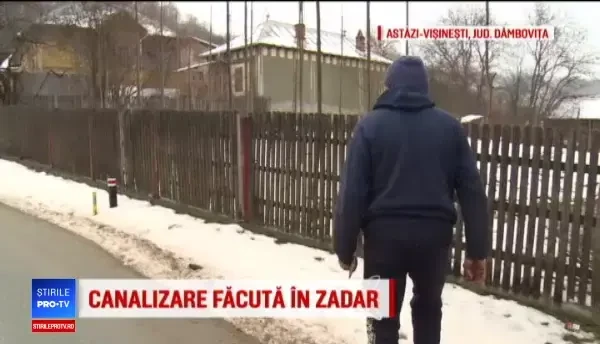 Satul unde oamenii au ales să aibă WC în curte, deşi primarul le-a făcut canalizare
