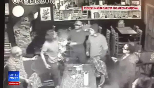 Un bărbat cu un copil în braţe, bătut cu sălbăticie într-un bar din SUA