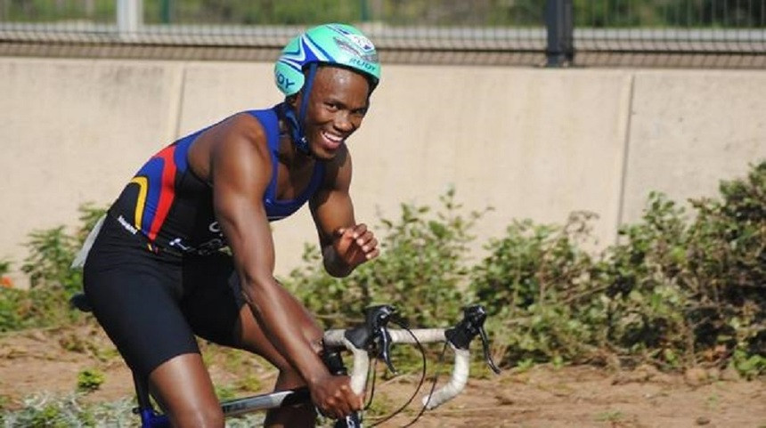 Triatlonistul Mhlengi Gwala, atacat de trei bărbaţi care au încercat să îi taie picioarele cu fierăstrăul