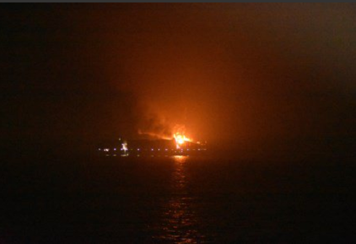 O navă cargo a izbucnit în flăcări, în Marea Arabiei. La bord se afla și un cetățean român