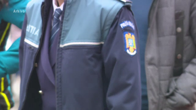 Femeie, prinsă de proprietar când încerca să fure căciuli din casa lui